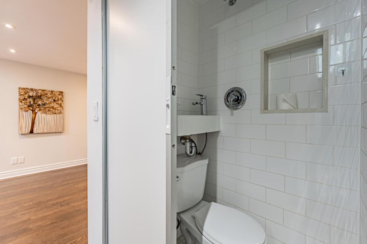 Beautiful Property In Downtown Core Close To Subway Station! Toronto Luaran gambar